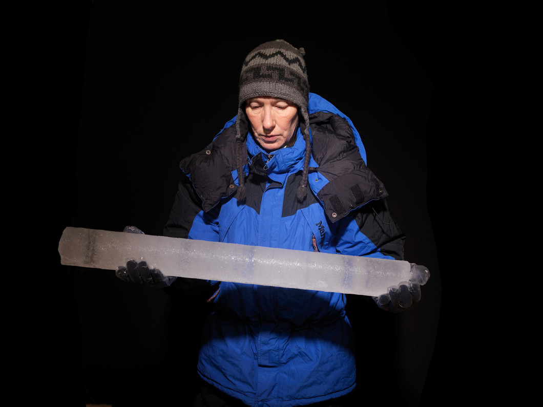 Margit Schwikowski, chef de l'expédition, avec une carotte de glace