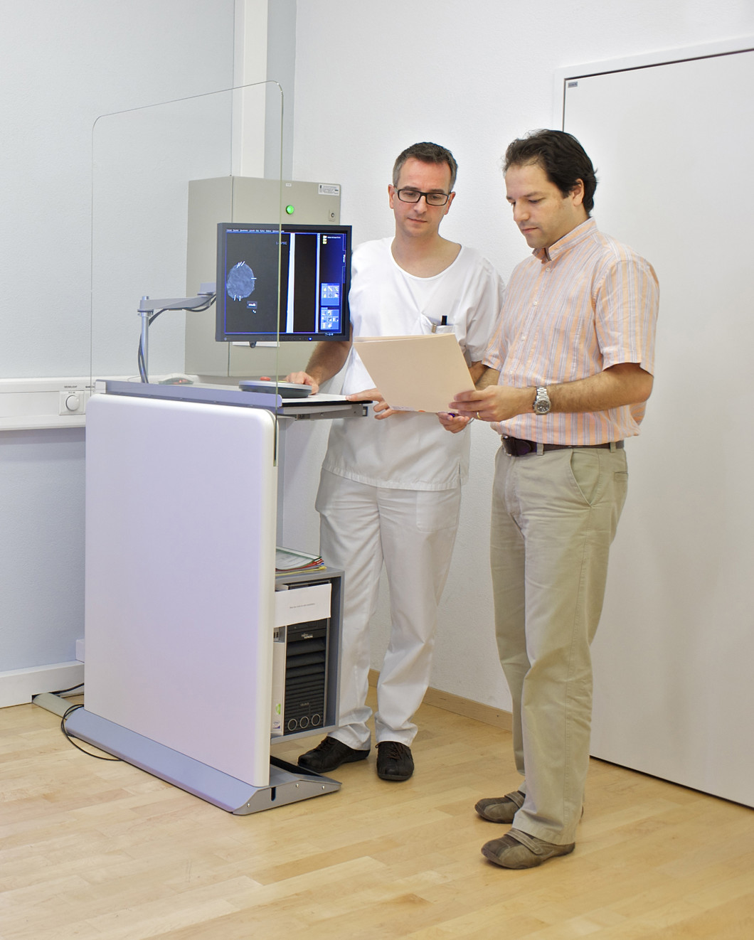 Dr. Nik Hauser und Prof. M. Stampanoni diskutieren die Resultate im Mammografieraum des Kantonsspitals Baden. (PSI/M.Fischer)