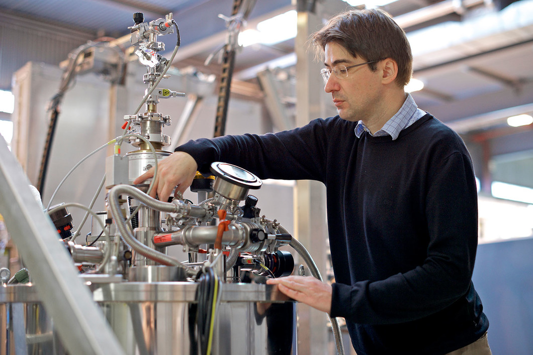 Michel Kenzelmann adjusts the gas input into a high-field magnet used for the experiments on CeCoIn5 at the Spallation Neutron Source SINQ. (Photo: Paul Scherrer Institute/Markus Fischer)