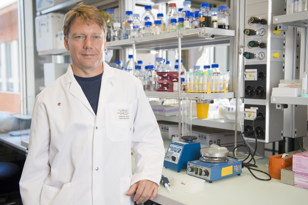 Dmitry Veprintsev, directeur de l'étude, dans un des laboratoires au PSI où les protéines G ont été préparées pour les mesures. (Photo : Institut Paul Scherrer /Mahir Dzambegovic)