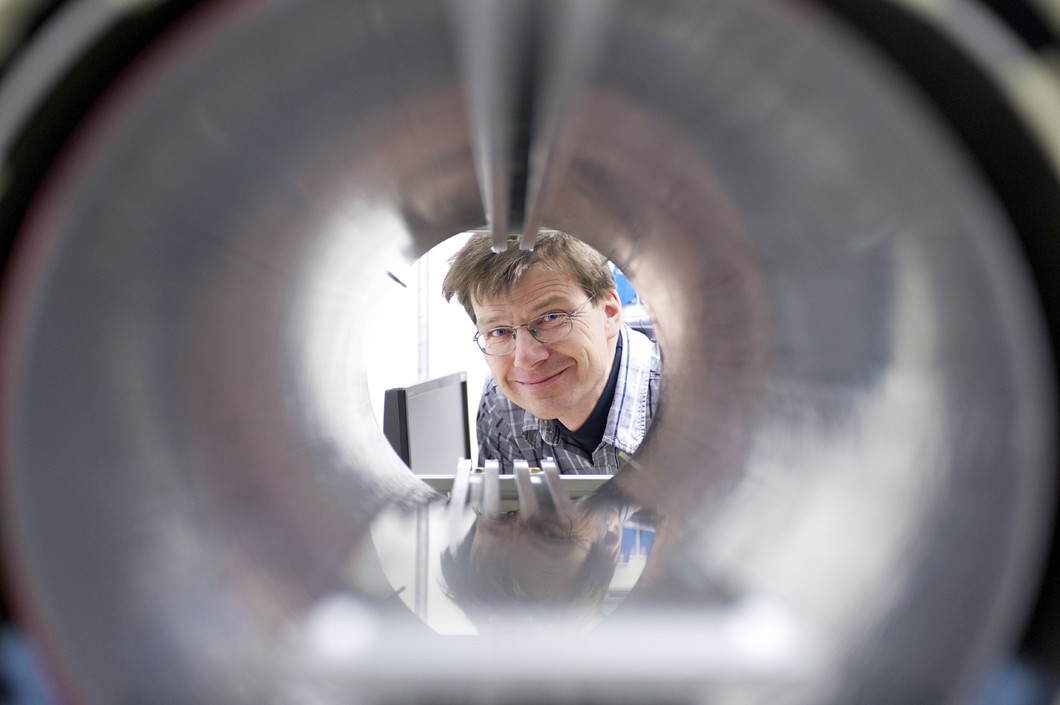 Klaus Kirch, directeur du Laboratoire de physique des particules du PSI, à une installation test pour mesurer le moment dipolaire électrique du neutron. Les chercheurs ont développé une nouvelle méthode pour mesurer des neutrons ultrafroids. Cela devrait aider à expliquer pourquoi il est apparu beaucoup plus de matière que d'antimatière au moment du Big Bang. (Photo : PSI)
