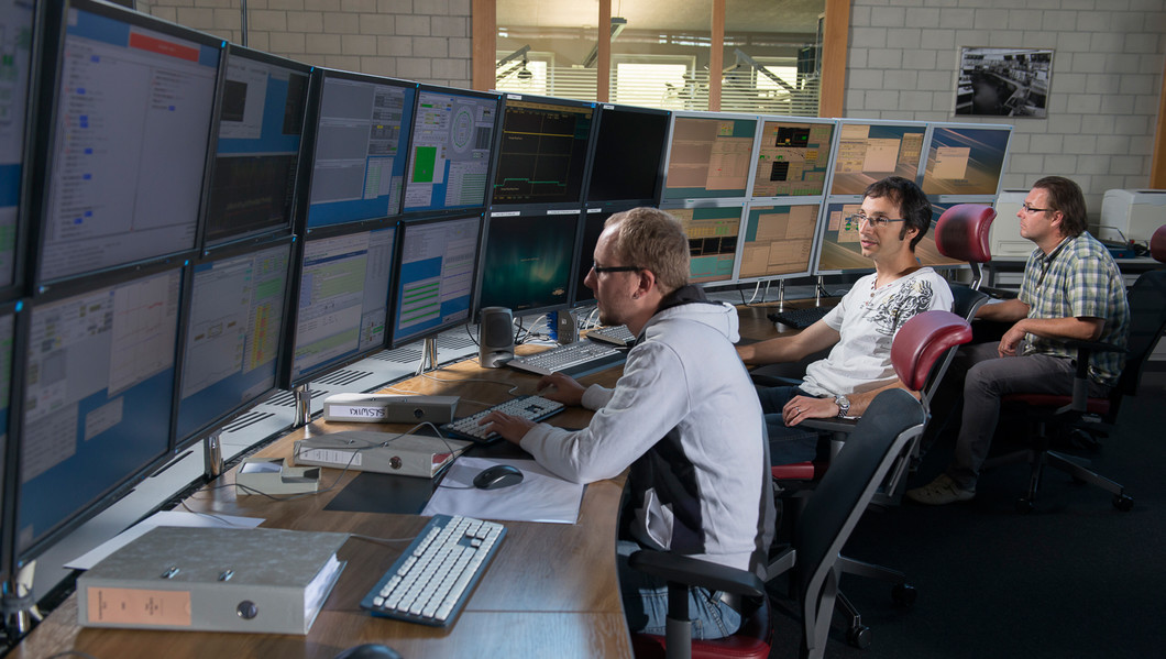 A section of the control room: the accelerator operators ensure that the PSI accelerators always provide as perfect a beam as possible. (Photo: Paul Scherrer Institute/Mahir Dzambegovic)