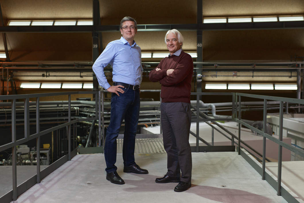 The two PSI researchers Rainer Dähn and Erich Wieland at the Swiss Light Source SLS, where they studied the material changes in concrete that develop in the course of the alkali-aggregate reaction (AAR). (Photo: Paul Scherrer Institute/Markus Fischer)