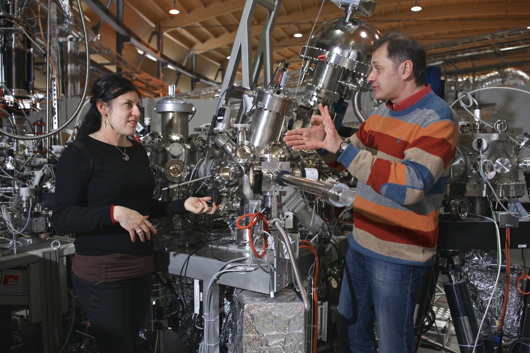 Researchers Claudia Cancellieri and Vladimir Strocov at the ADRESS beamline of the Swiss Light Source SLS of the Paul Scherrer Institute. Here they investigated the electrical current inside a complex material and thus gained insights that might prove useful for the development of energy-saving electronic components. (Photo: Paul Scherrer Institute/Markus Fischer)
