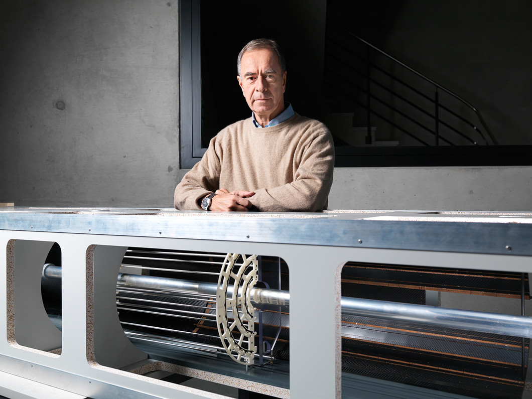 PSI-Wissenschaftler Roland Horisberger mit der Halterung für den am CERN eingebauten Pixeldetektor. Die Entwicklung dieses Detektors – unter anderem für die Suche nach dem Higgs-Teilchen – begann Mitte der 1990er Jahre und führte viele Jahre später unter anderem zur Ausgründung der Firma DECTRIS. (Foto: Scanderbeg Sauer Photography)