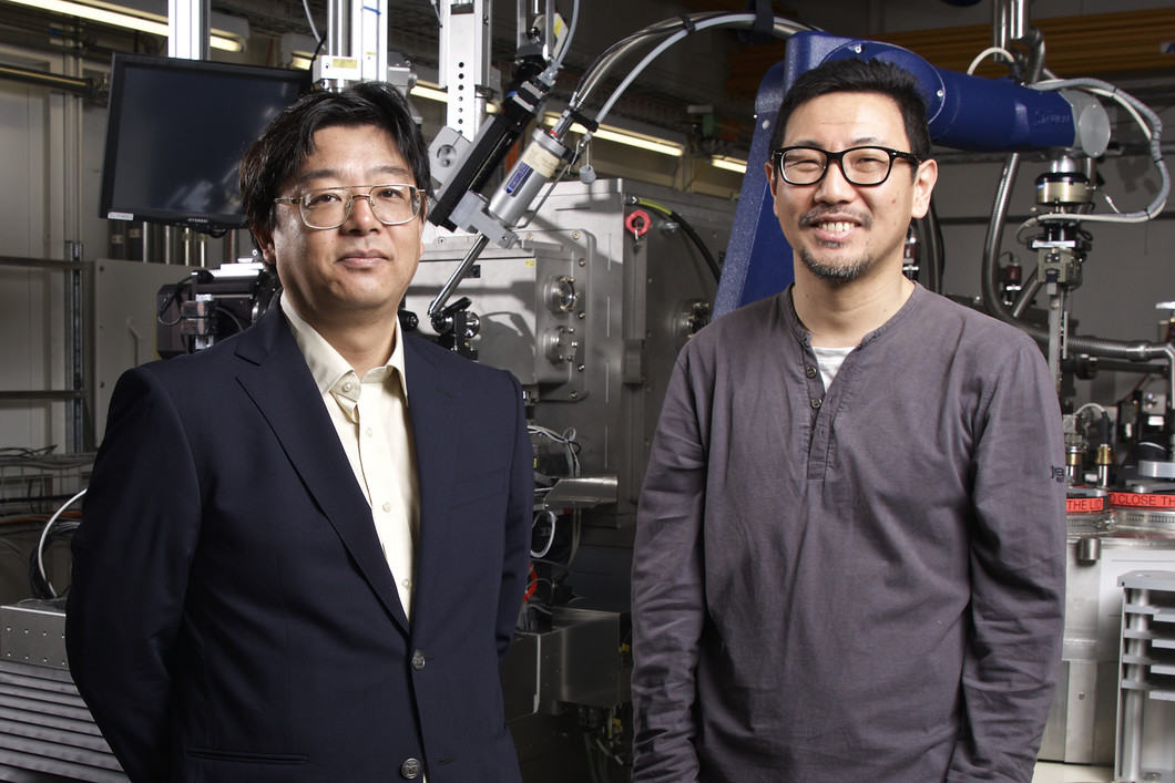 Soichiro Tsujino und Takashi Tomizaki an der Strahllinie für makromolekulare Kristallografie der SLS. Den beiden Forschern gelang es, die Struktur eines Proteins bei Raumtemperatur zu bestimmen. Dafür brachten sie einen Proteinkristall in einem Tropfen zum Schweben. (Foto: Paul Scherrer Institut/Markus Fischer)