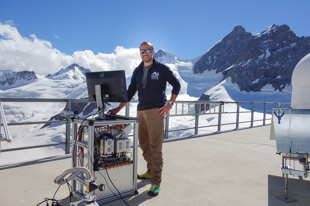 PSI-Forscher Federico Bianchi an der Hochalpinen Forschungsstation Jungfraujoch, wo er zusammen mit Kollegen die Entstehung von Aerosolen in der Atmosphäre untersucht hat. (Foto: Paul Scherrer Institut/Gilles Martin)