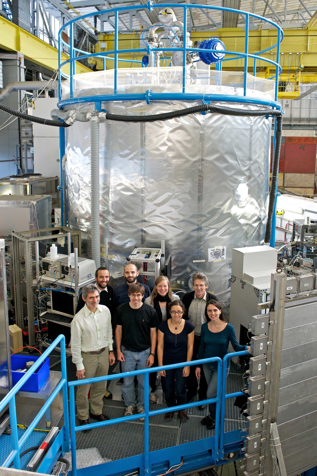PSI researchers in front of the CLOUD chamber at CERN. (Photo: Paul Scherrer Institute/Markus Fischer)