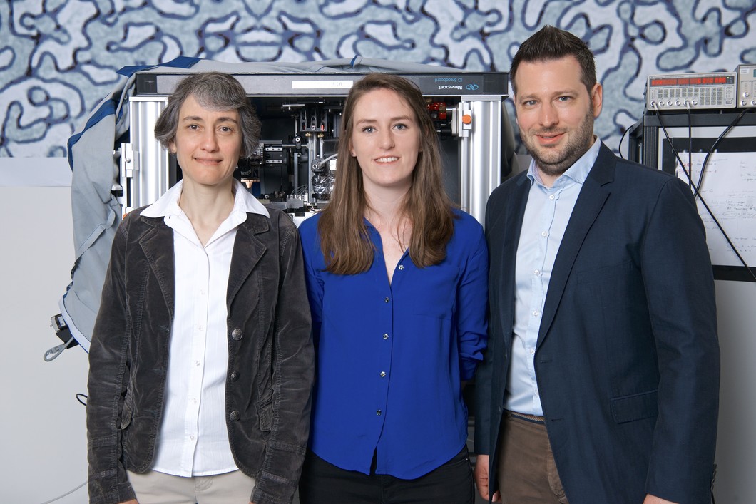 Laura Heyderman, Claire Donnelly und Sebastian Gliga sind Teil des Forschungsteams, dem es erstmals gelungen ist, die interne magnetische Struktur eines dreidimensionalen Objekts sichtbar zu machen. (Foto: Paul Scherrer Institut/Markus Fischer)