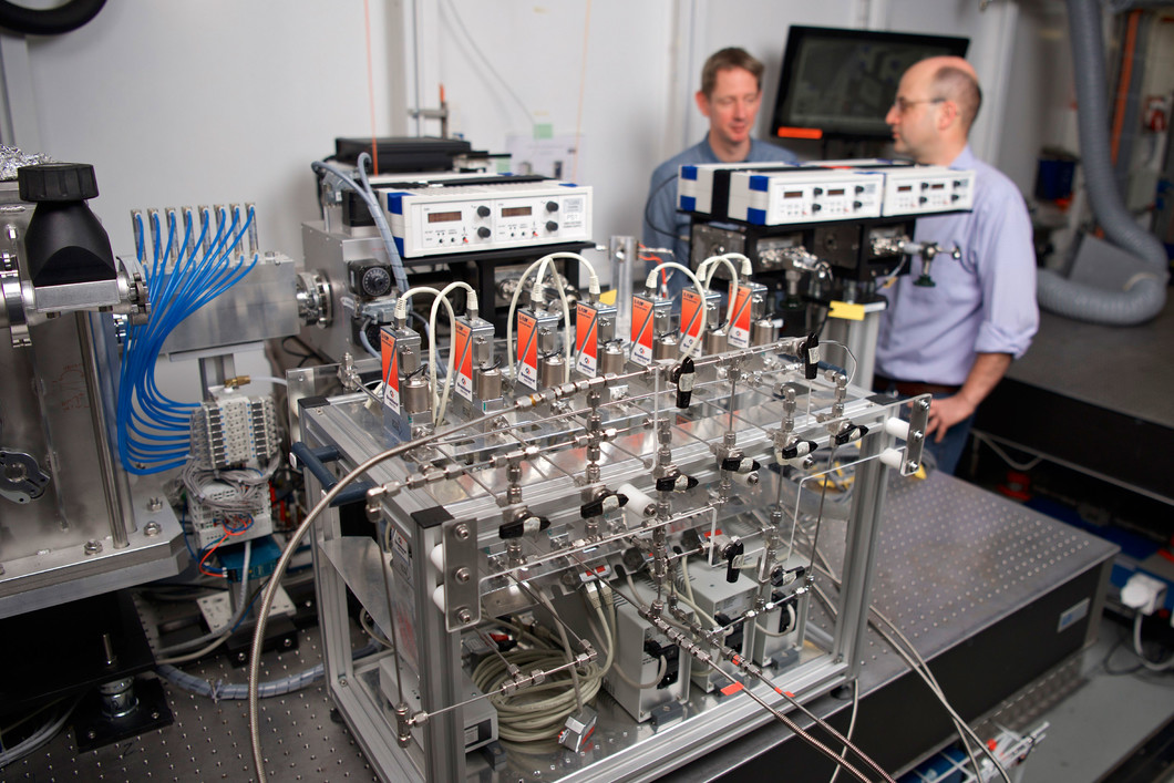 The right gas mixture fights diesel nitrogen oxides: with the aid of a custom-made device (here in the foreground), the researchers mixed the right gases to imitate the exhaust gas of a diesel engine. They then added various amounts of another gas: ammonia - and, depending on the temperature, determined at which amount of ammonia the nitrogen oxides were optimally reduced. (Photo: Paul Scherrer Institute/Markus Fischer)