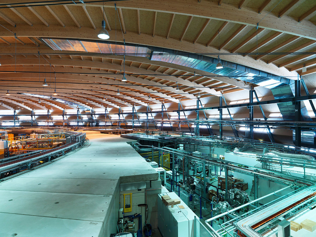 Im kreisrunden Gebäude der Synchrotron Lichtquelle Schweiz SLS am PSI wurde unter anderem das Biomoleküle Ribosom untersucht, das eine entscheidende Aufgabe in den Zellen aller Lebewesen erfüllt. (Foto: Scanderbeg Sauer Photography)