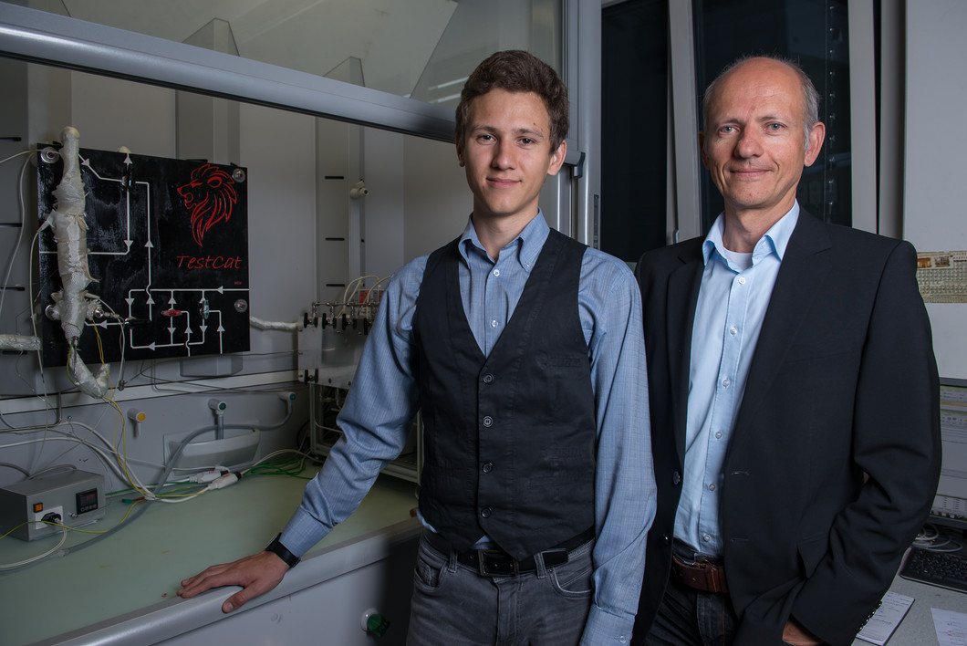 Oliver Kröcher (rechts) und Andrey Petrov an der Experimentierstation, an der der Katalysator für Magermixmotoren entwickelt wurde. (Foto: Paul Scherrer Institut/Mahir Dzambegovic)