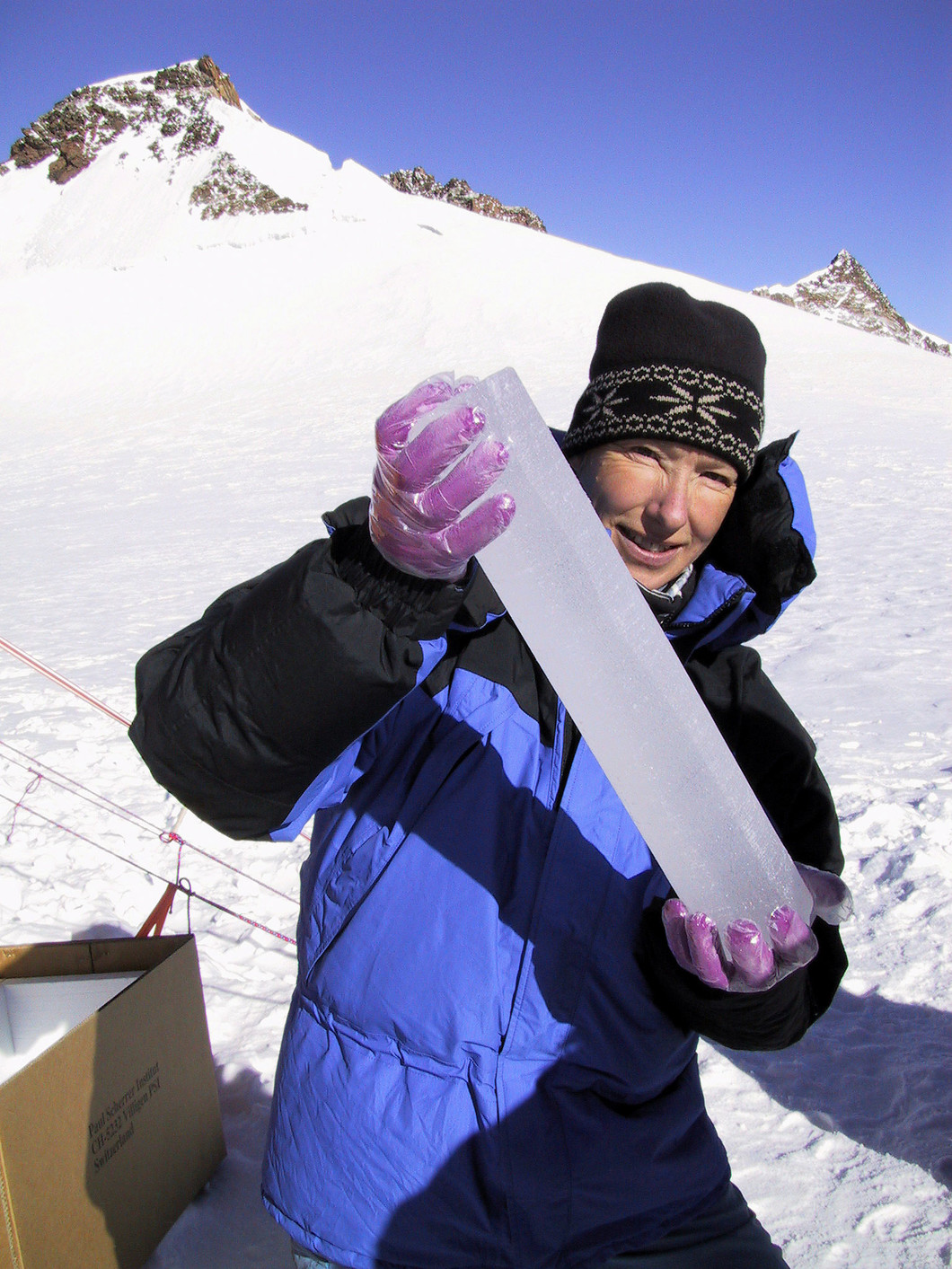 Chemist Margit Schwikowski with an ice core on Colle Gnifetti. (Photo: Paul Scherrer Institute/Beat Gerber)