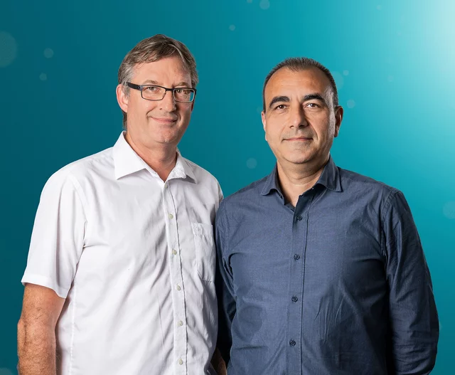 Michel Steinmetz (left) and Andrea Prota, close colleagues in the PSI Laboratory for Biomolecular Research, are investigating where on the microtubules new active agents could dock to fight severe diseases.