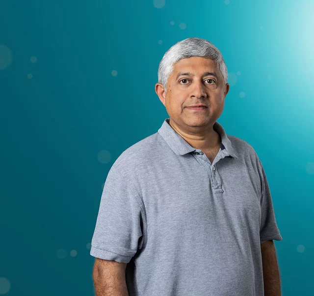 G.V. Shivashankar, responsable du Laboratoire de biologie à l’échelle nanométrique au PSI, exploite les possibilités de l’intelligence artificielle pour découvrir des modèles et des anomalies dans la manière dont l’ADN est empaqueté dans les noyaux cellulaires. 