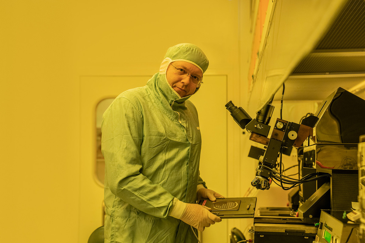 PSI project leader Martin Bednarzik in the clean room laboratory 