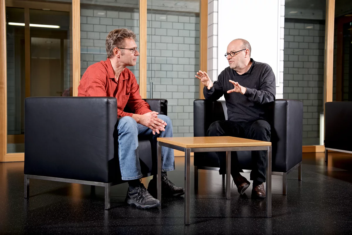 Myonenforscher im Gespräch: Thomas Prokscha und sein Vorgesetzter Alex Amato (rechts). (Foto: Paul Scherrer Institut/Markus Fischer)