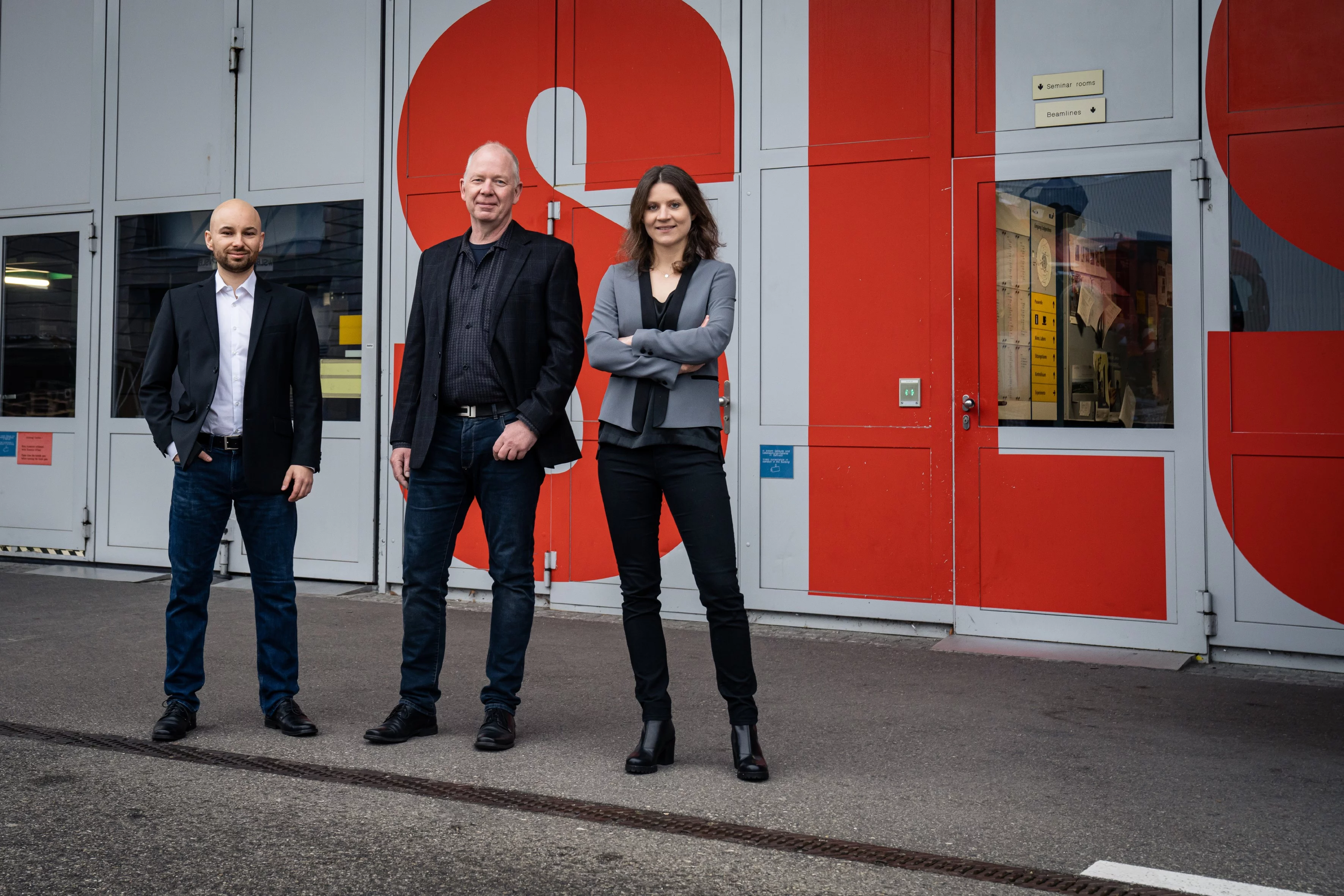 Adam Kubec, Christian David und Marie-Christine Zdora (von links nach rechts) haben gemeinsam mit weiteren PSI-Forschenden an der Synchrotron Lichtquelle Schweiz SLS eine neuartige optische Linse entwickelt