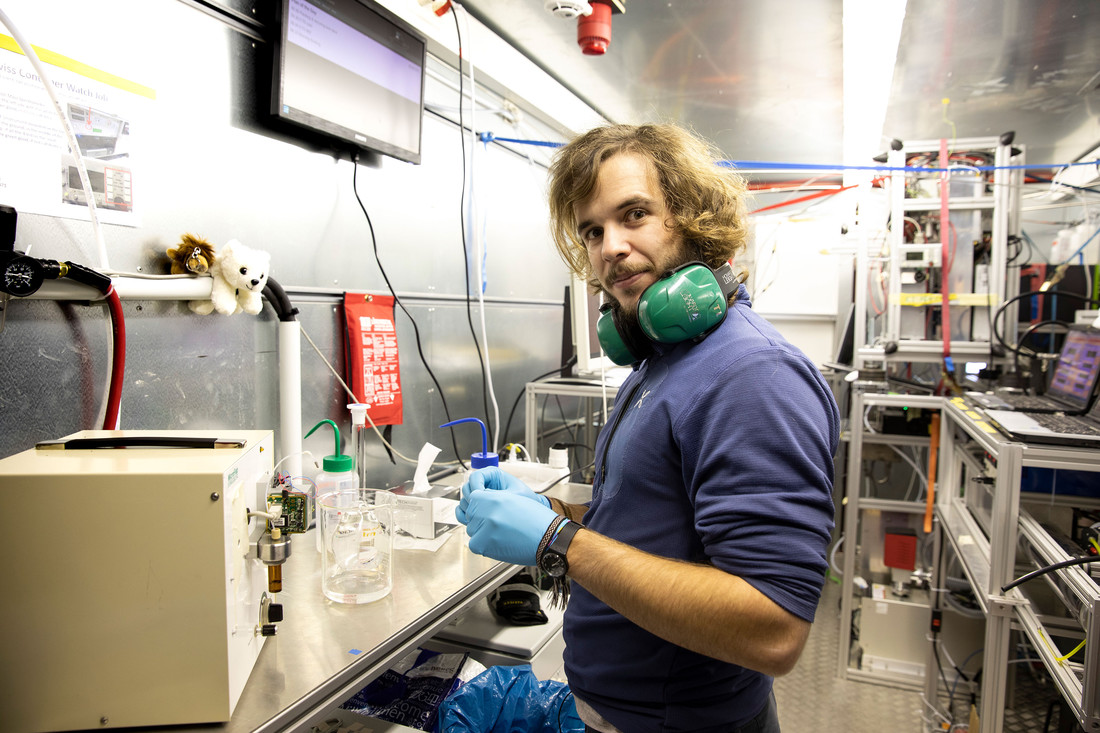 Andrea Baccarini effectuant des travaux de laboratoire dans le conteneur de recherche à bord du navire de recherche 