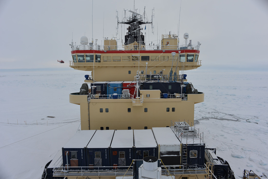 Der schwedische Eisbrecher «Oden» mit den Forschungscontainern an Bord. 