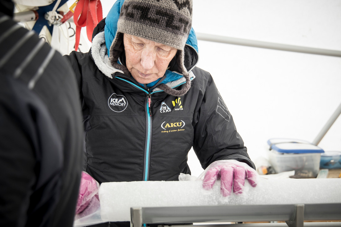 Margit Schwikowski vom PSI inspiziert einen Eisbohrkern. 