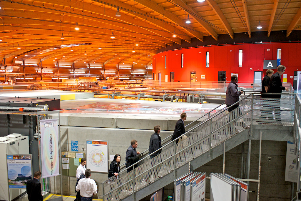 Besuchergruppe in der Synchrotron Lichtquelle Schweiz SLS.