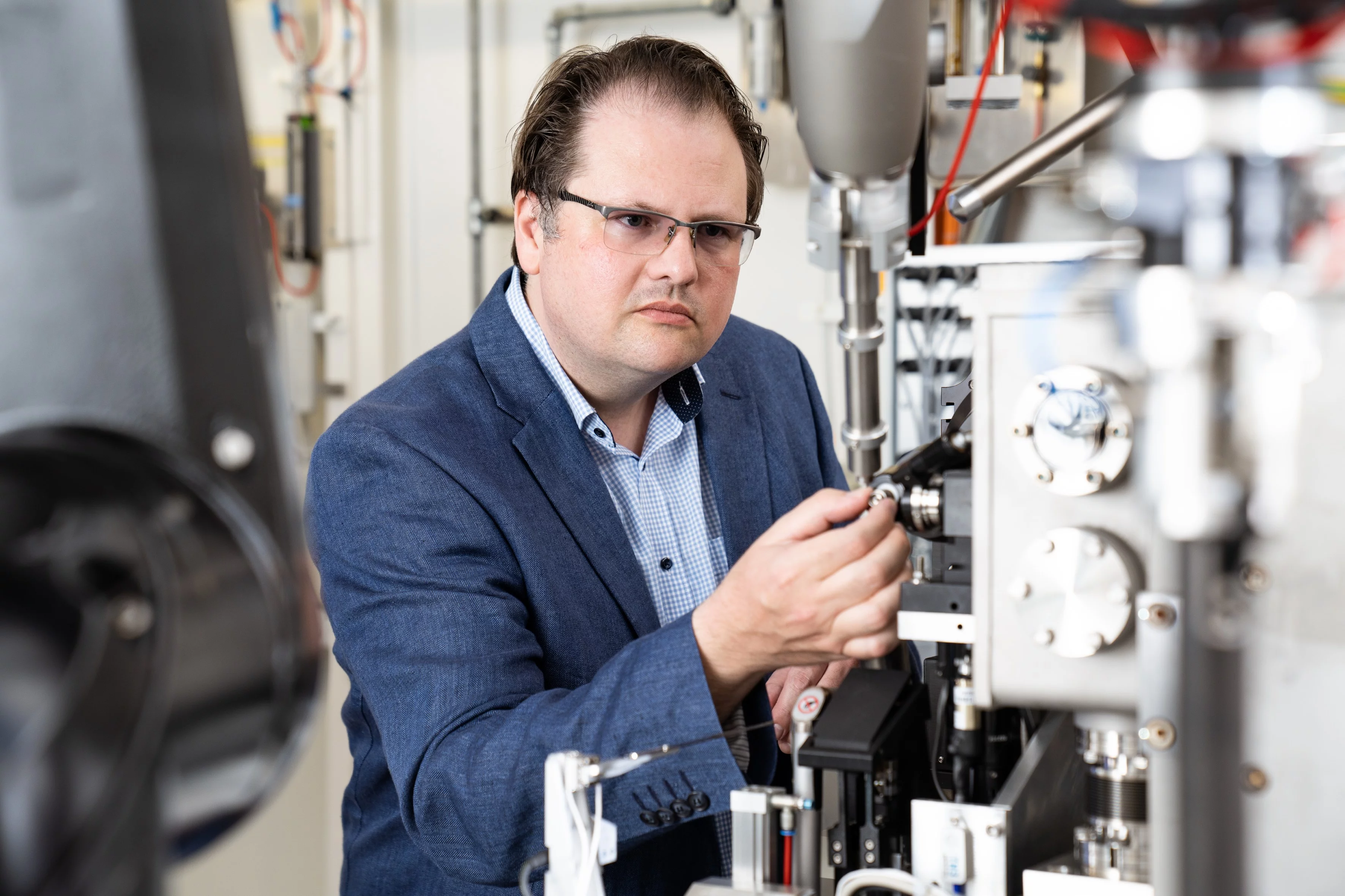 Roger Benoit at the beamline at Swiss Light Source SLS where he determined the structure of the fusion proteins.
