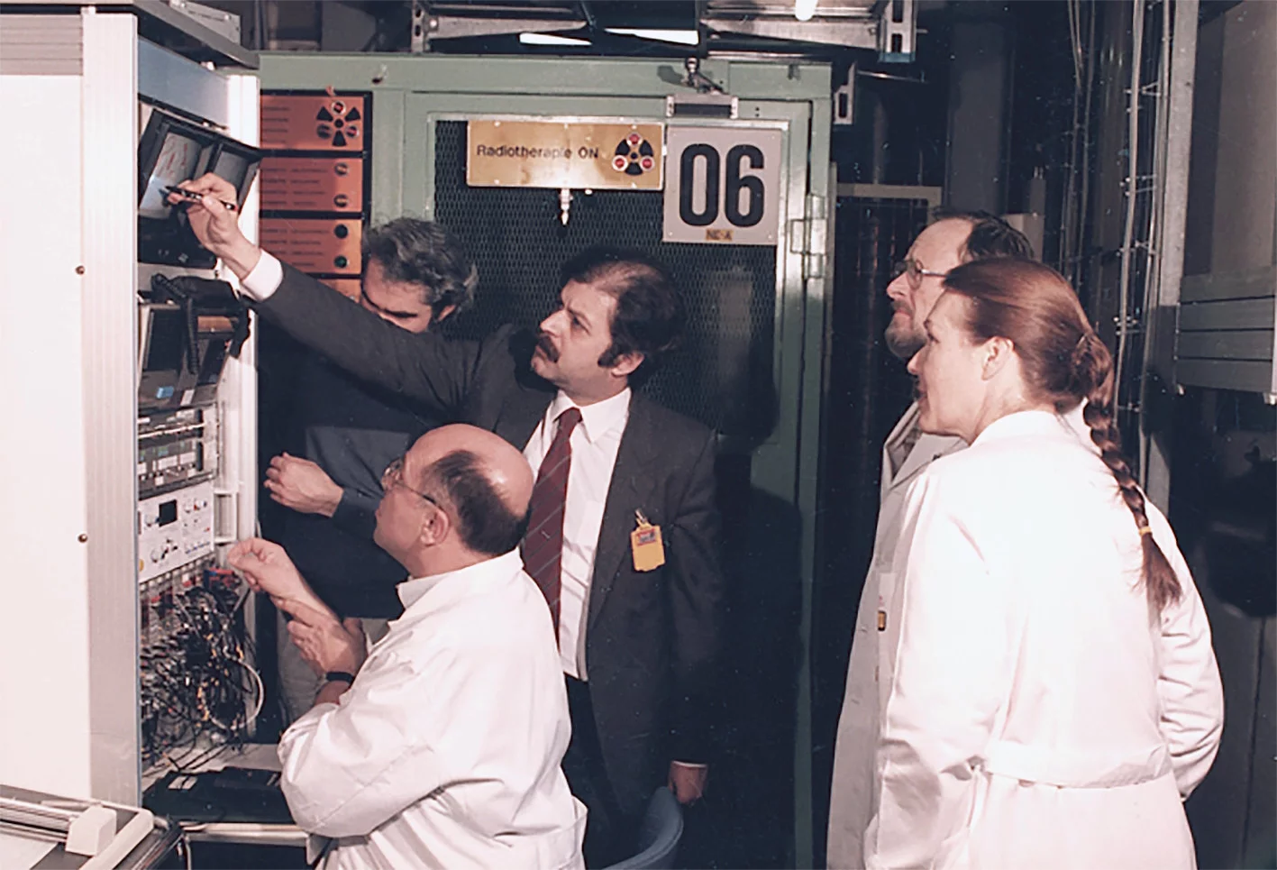 Das OPTIS-Team im Kontrollraum während der Behandlung des ersten Patienten im März 1984. Mit dabei sind die beiden Projektinitiatoren Charles Perret (sitzend) und Leonidas Zografos (3. von rechts, stehend).