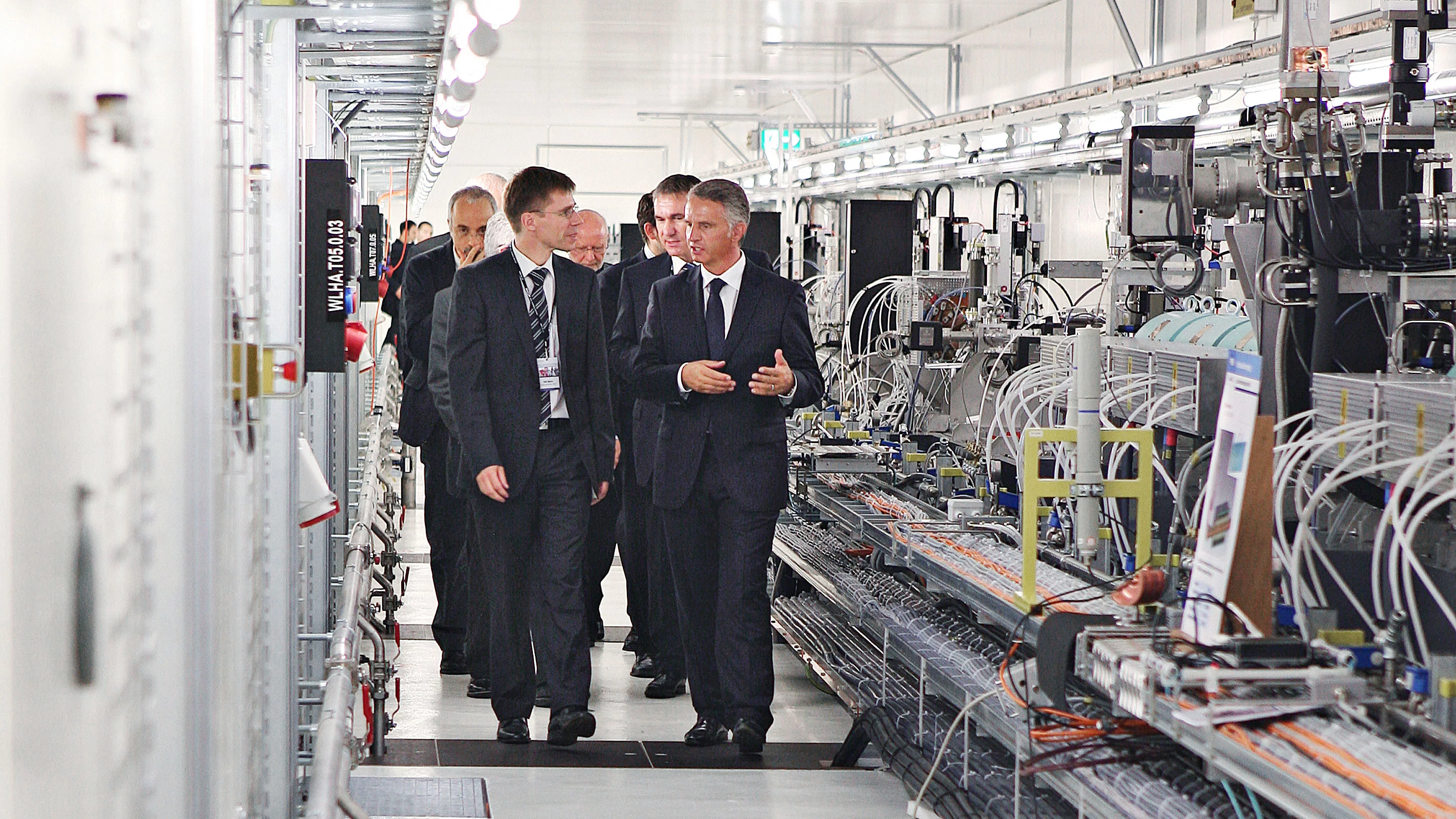 PSI Director Joël Mesot explaining the SwissFEL to Swiss Federal Councillor Didier Burkhalter.