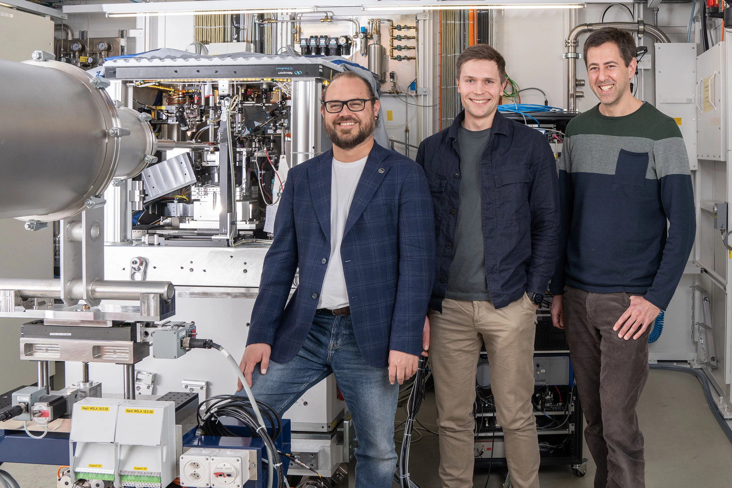 Manuel Guizar-Sicairos, Tomas Aidukas und Mirko Holler (von links nach rechts) vor ihrem Messaufbau in der Synchrotron Lichtquelle Schweiz SLS am PSI. Mit dem hier erzeugten Röntgenlicht erzielten die Forschenden einen neuen Weltrekord.