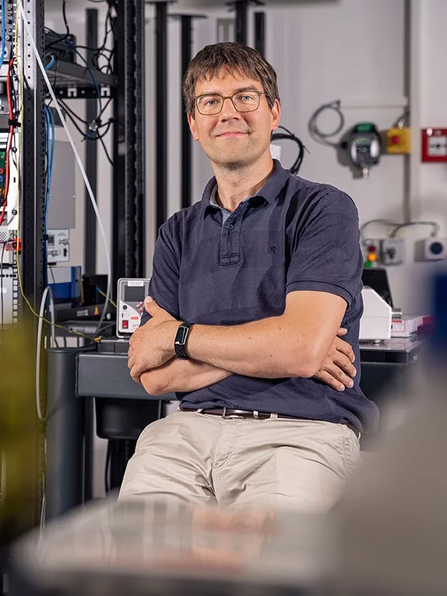 Cornelius Hempel leitet das Labor für Quantencomputing mit Ionenfallen am PSI. 