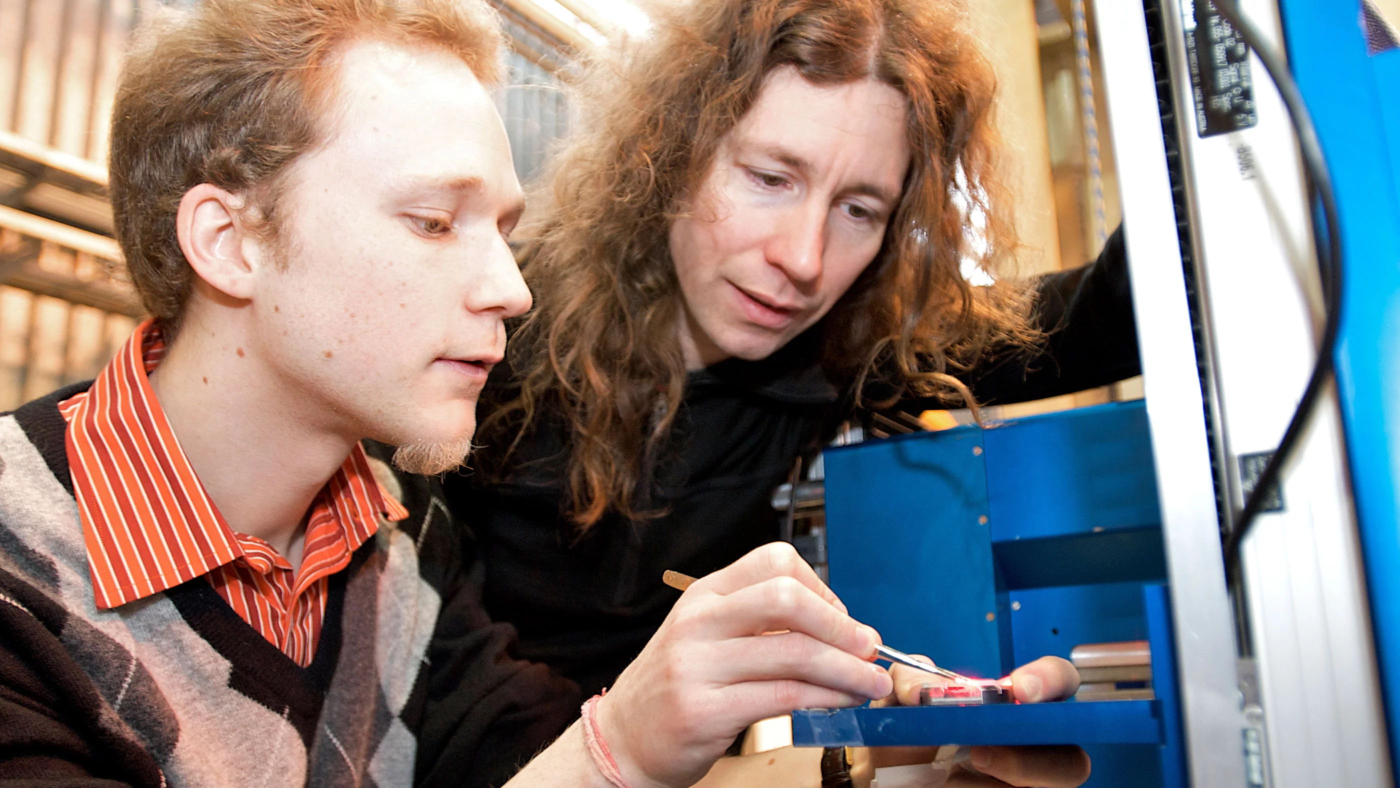 PSI researchers preparing the neutron measuring for a thin film system.