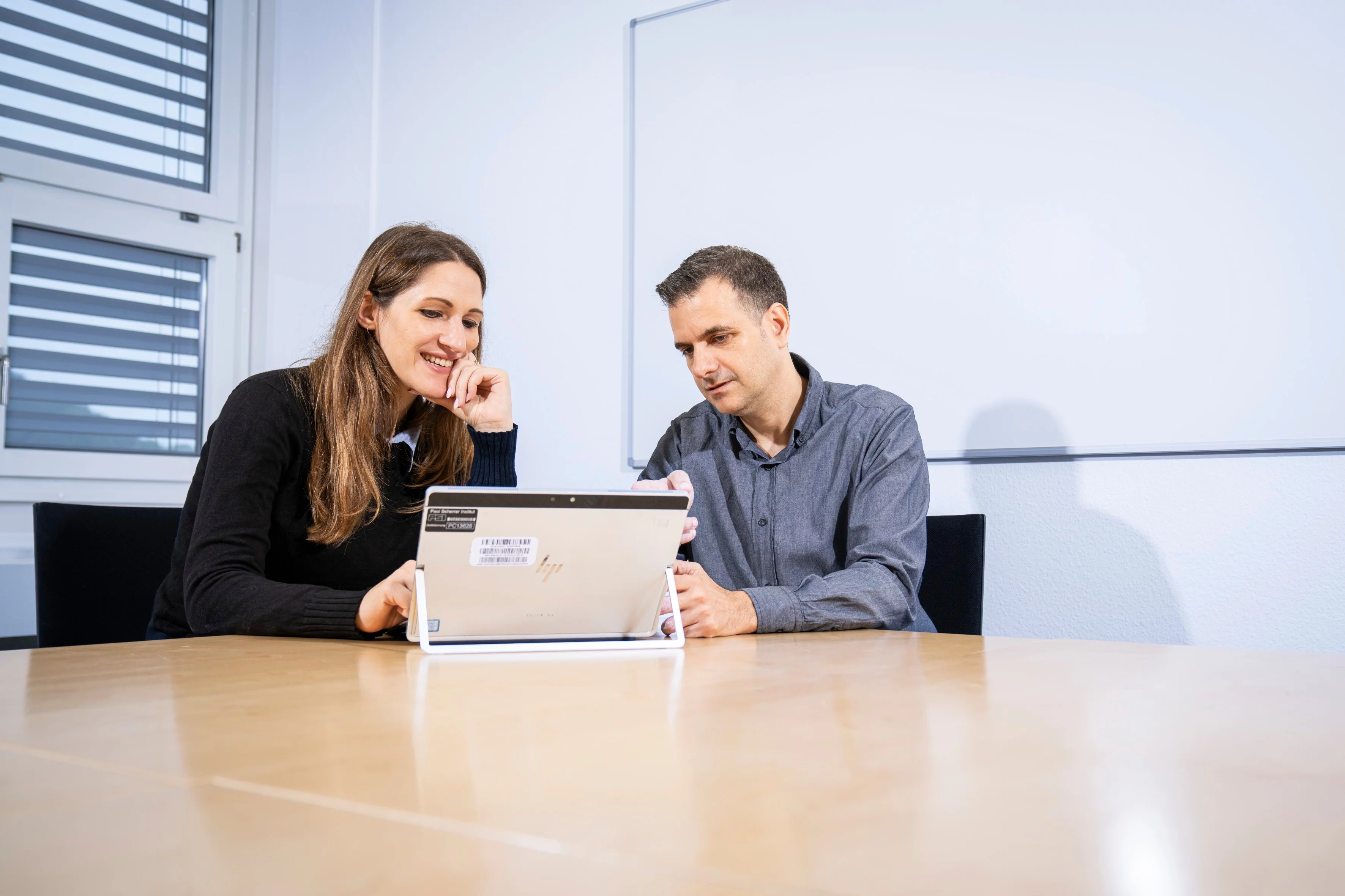 Digitalisation helps to save energy. Lidia Stermieri (left), former PSI doctoral student, and Evangelos Panos (right), in collaboration with researchers from ETH Zurich, have shown in an elaborate calculation model that ‘digital lifestyles’ will save ten to 20 per cent energy in 2050 compared to 2020.