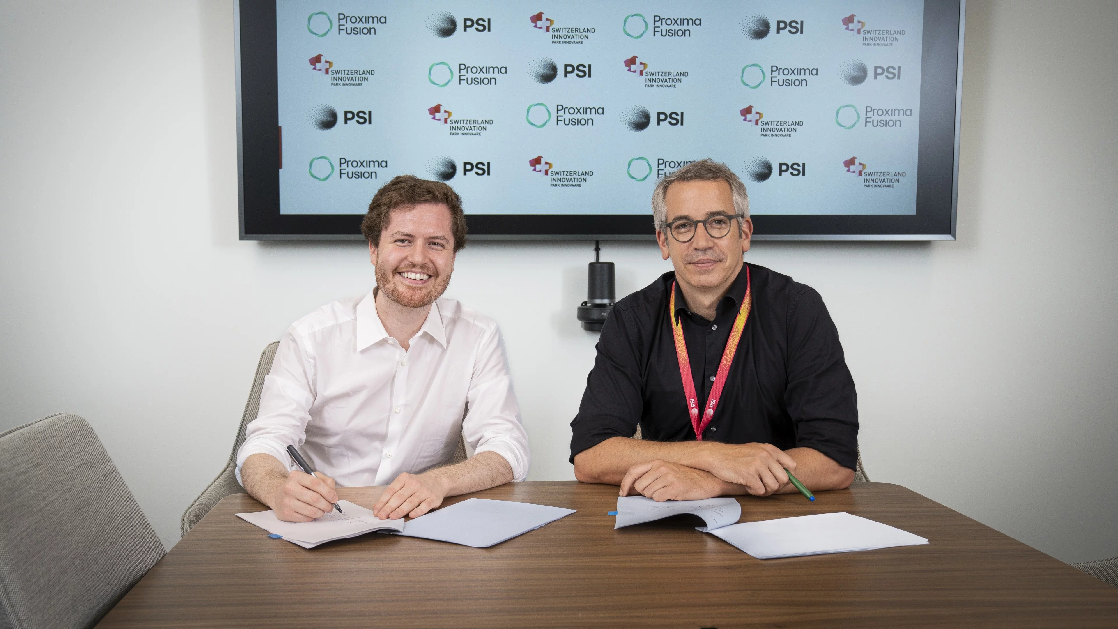 Proxima-Mitbegründer und COO Lucio Milanese (links) und PSI-Direktor Christian Rüegg haben einen Rahmenvertrag für die Entwicklung der Hochtemperatur-Supraleiter-Magnettechnologie unterzeichnet. 