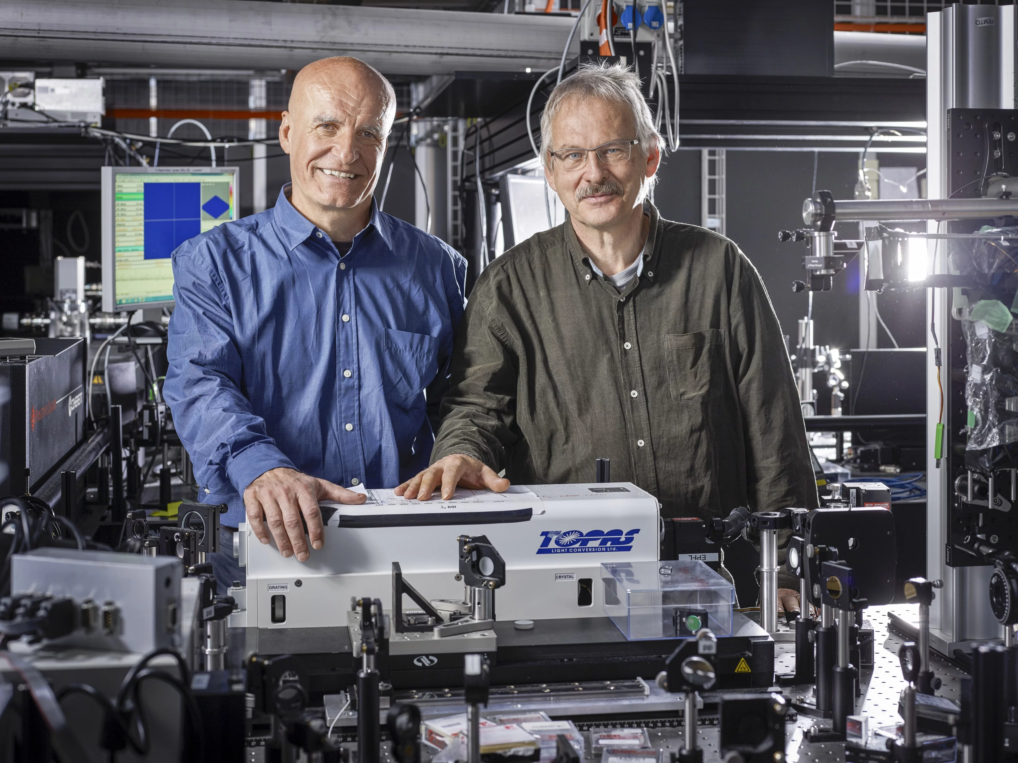 Gerhard Ingold and Paul Beaud setting up one of the experimental stations for SwissFEL. The experience gathered in experiments at the SLS stands them in good stead. In this case, in the laser hutch of the FEMTO experiment at the SLS. (Photo: Scanderbeg Sauer Photography)
