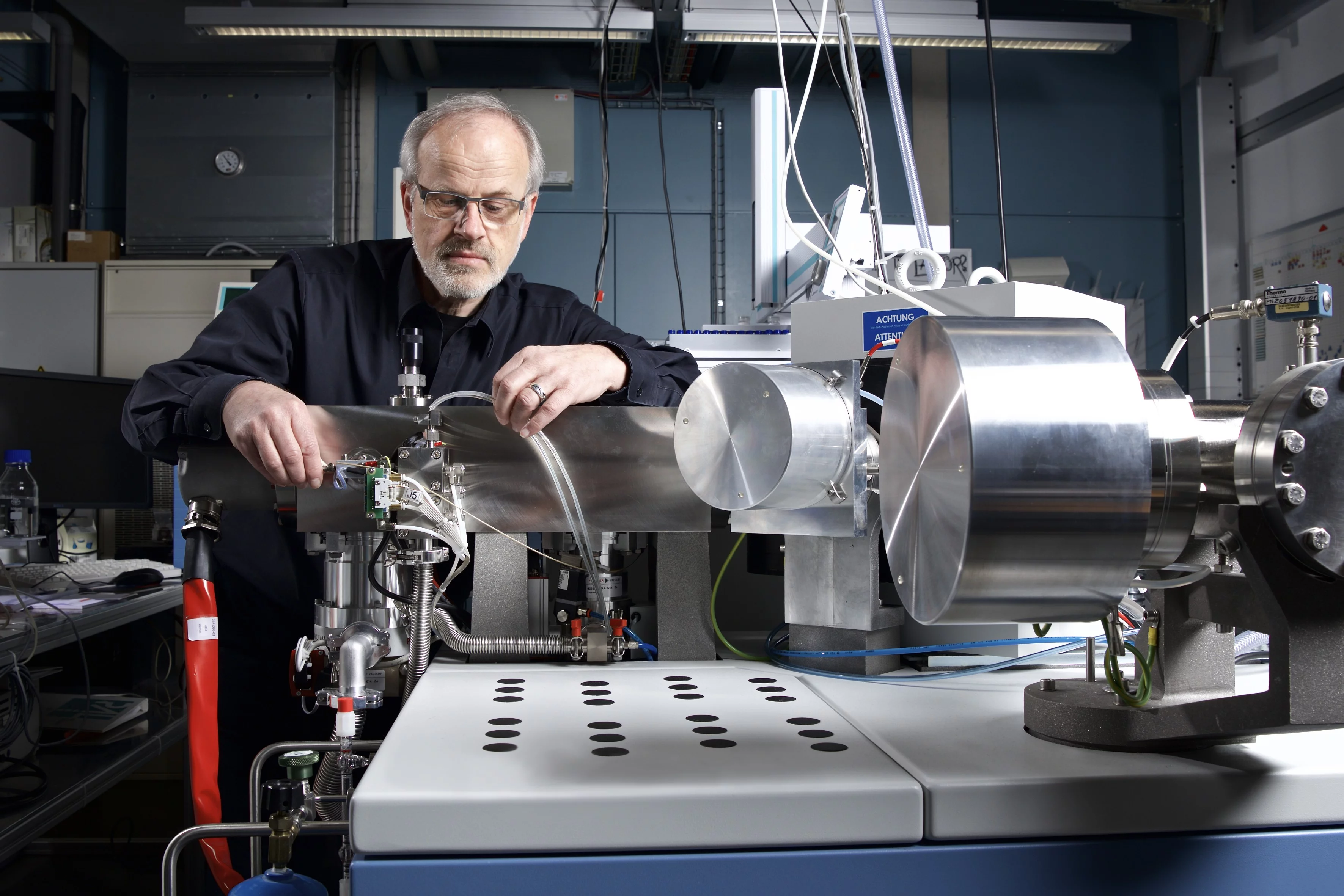 Dr Rolf Siegwolf, directeur de la groupe de recherche Flux de matières et isotopes stables, auprès d'un spectromètre de masse de l'Institut Paul Scherrer. (Photo: Institut Paul Scherrer/Markus Fischer)