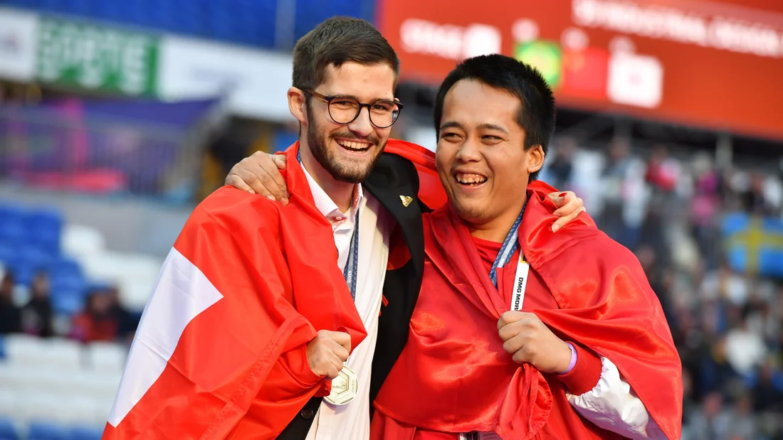 The award ceremony follows, and an emotional high. Melvin and his Indonesian opponent Fikhi Akmal (right) are both awarded the silver medal. © Didier Echelard/SwissSkills