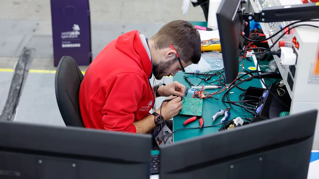 Zuvor während des Wettkampfs: Hochkonzentriert widmet sich der junge Elektroniker seinen Aufgaben – hier beim Löten. © Stefan Wermuth/SwissSkills