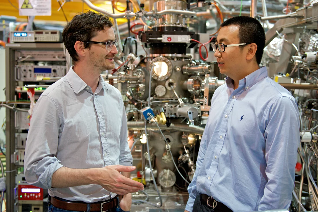 At the SIS beamline at the SLS where the experiments on SmB6 were performed. PSI scientists Nicholas Plumb and Nan Xu (from left to right). Photo: Paul Scherrer Institute/Markus Fischer