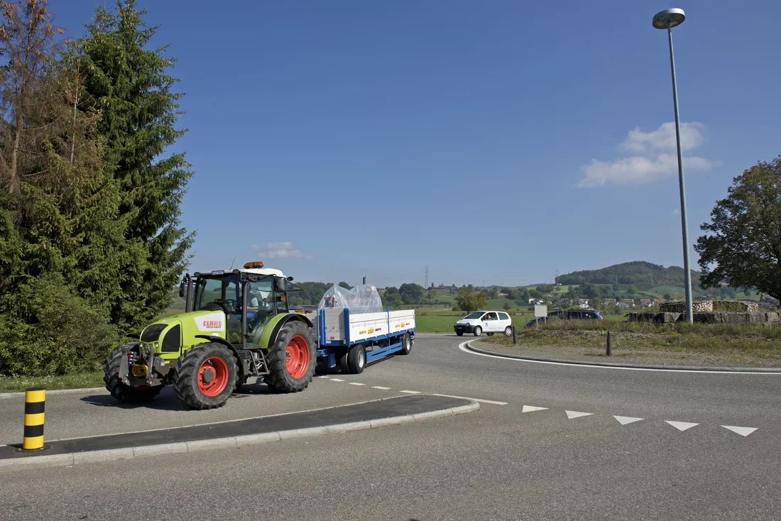 You don’t always need high tech. An ordinary tractor with an open trailer is sometimes sufficient to transport the components – provided that the weather plays along.