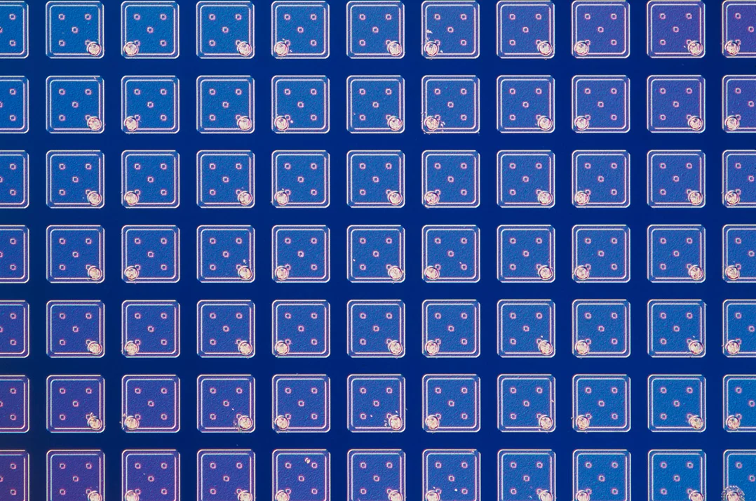 Gros plan sur le pixel d’un appareil DECTRIS. Comme son nom l’indique le nouvel EIGER X 16M compte 16 millions de pixels d’image de ce type. Sa capacité à traiter l’image extrêmement rapidement lui permet par ailleurs d’enregistrer plus de 100 images par seconde. (Photo: Institut Paul Scherrer)