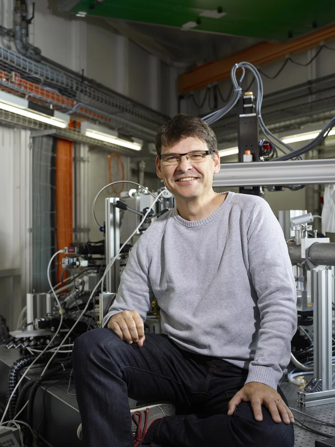Researcher Daniel Grolimund at his beamline at the Swiss Light Source SLS of the PSI.  (Photo: Scanderbeg Sauer Photography)