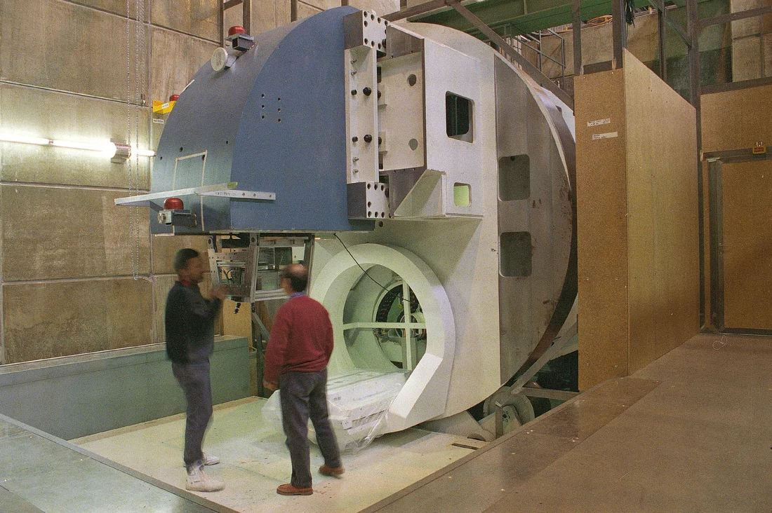 Gantry 1 im Aufbau. Foto aus dem Jahr 1994. (Quelle: Archiv des Paul Scherrer Instituts)