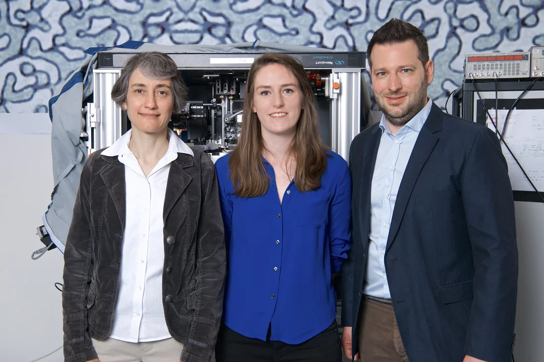 Laura Heyderman, Claire Donnelly und Sebastian Gliga sind Teil des Forschungsteams, dem es erstmals gelungen ist, die interne magnetische Struktur eines dreidimensionalen Objekts sichtbar zu machen. (Foto: Paul Scherrer Institut/Markus Fischer)