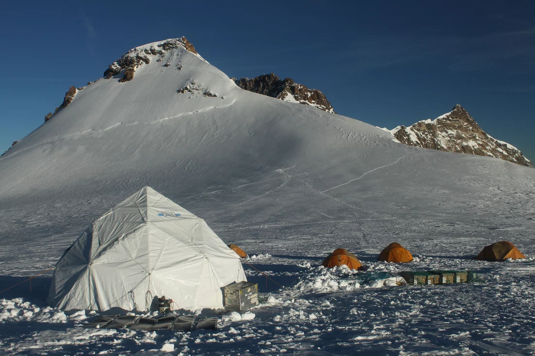 Le camp des chercheurs en 2015 au Colle Gnifetti, au sud-est de Zermatt. En 2003 et en 2015, l'équipe de recherche a extrait plusieurs carottes de glace mesurant jusqu'à 82 mètres de long. (Photo: Institut Paul Scherrer/Michael Sigl)