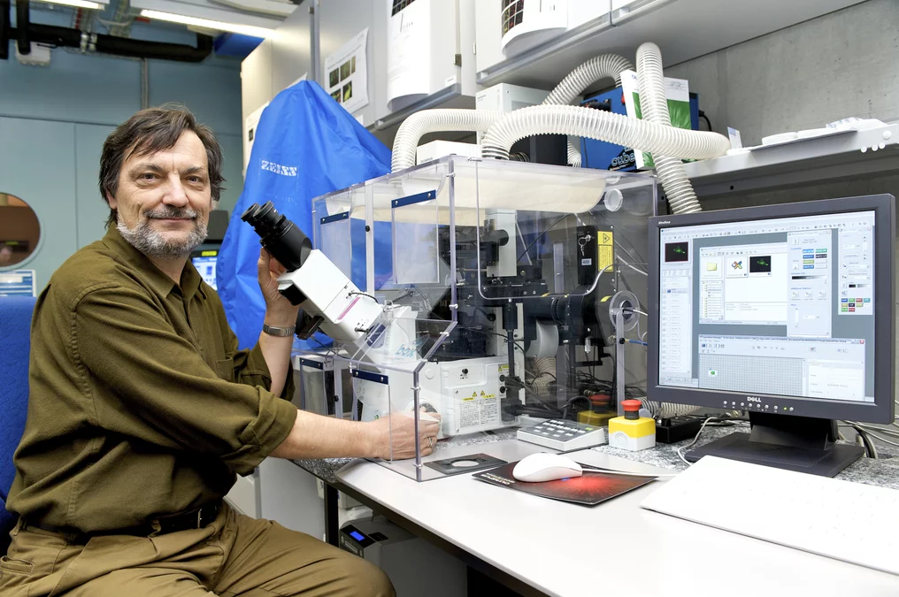 Kurt Ballmer-Hofer au microscope dans le laboratoire de biologie. (PSI/F. Reiser)