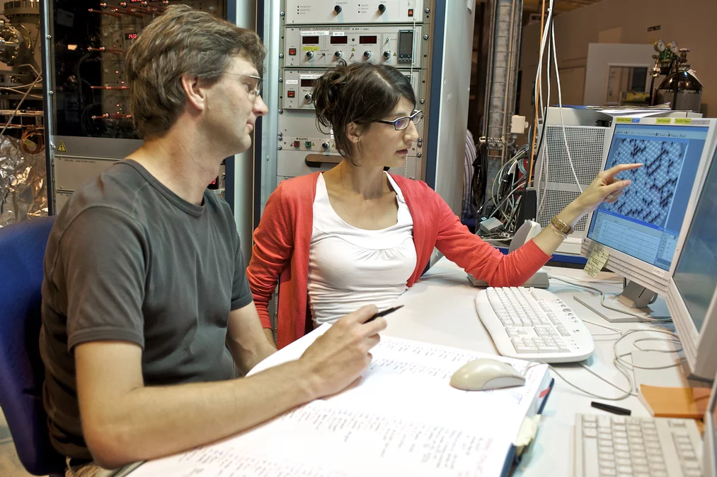 Elena Mengotti, chercheuse au PSI, et Frithjof Nolting, responsable de la ligne de faisceau de microscopie à la Source de Lumière Suisse Synchrotron (SLS), discutent des résultats de leurs mesures. (Source: PSI/M. Fischer)