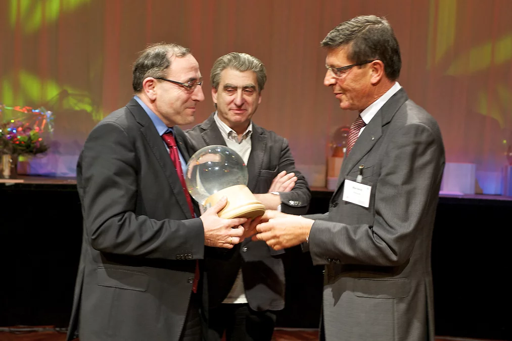 Verleihung des Watt d'Or 2011. Von links nach rechts: Philipp Dietrich (PSI), Nick Hayek (Belenos), Max Nötzli (Jurymitglied; Präsident von Auto-Schweiz) (Foto: F. Reiser/PSI)