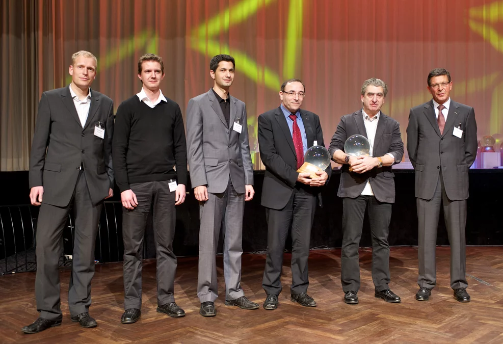 Verleihung des Watt d'Or 2011 – von links nach rechts: Uwe Hannesen (Belenos), Jérôme Bernard, 
Marcel Hofer, Philipp Dietrich (alle PSI), Nick Hayek (Belenos) und Max Nötzli (Jurymitglied; Präsident von Auto-Schweiz) (Foto: F. Reiser/PSI)