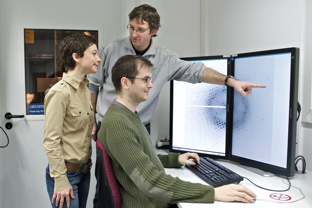 Michel Steinmetz bespricht das Streubild des Experiments mit Natacha Olieric und Manuel Hilbert. (Foto: PSI/M. Fischer)